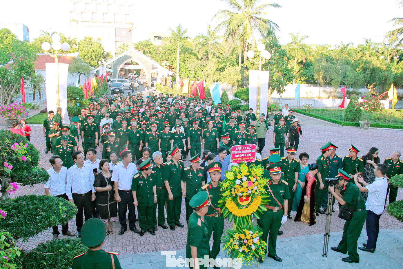 Các cựu chiến binh Sư đoàn 320 dâng hương, dâng hoa tri ân đồng đội mãi nằm lại ở chiến trường.