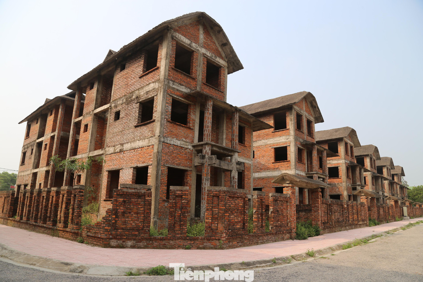 Dự án chung cư và biệt thự cao cấp kết hợp thương mại dịch vụ của Công ty CP Xây dựng số 3 Hà Nội được tỉnh Nghệ An phê duyệt quy hoạch vào năm 2008. Dự án nằm trên khu "đất vàng" có diện tích 9.500m2 tại phường Nghi Hương, thị xã Cửa Lò, Nghệ An. Theo phê duyệt, dự án này nằm ở 4 mặt đường, được chia thành 2 khu chức năng gồm: Khu xây dựng công trình hỗn hợp (gồm một tòa chung cư 17 tầng và công trình dịch vụ thương mại) và một khu xây dựng nhà ở biệt thự hạng sang