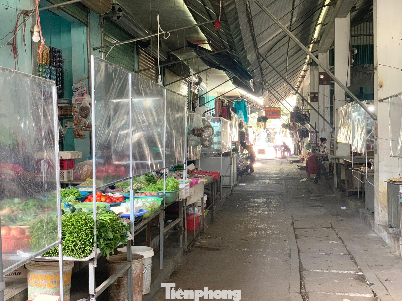 Tại chợ Phong Toàn (phường Hà Huy Tập) có 165 tiểu thương, tuy nhiên trong sáng nay chỉ khoảng 60 người mở hàng.