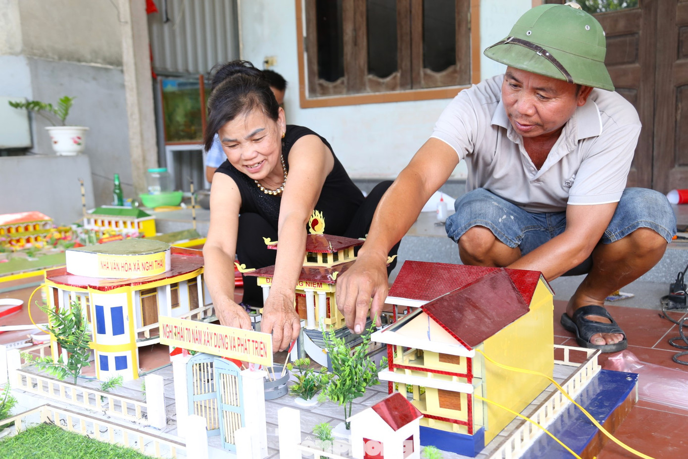 Gần 2 tuần nay, người dân xóm Thái Học, xã Nghi Thái, huyện Nghi Lộc, Nghệ An đã gác công việc gia đình để cùng nhau tập trung thiết kế Hội trại hè theo ý tưởng mô phỏng lại các công trình trên địa bàn như mô hình trụ sở UBND xã Nghi Thái, trường học, nông thôn mới nâng cao của xóm Thái Học,… Ngoài ra, người dân còn sáng tạo thêm mô hình Lăng Chủ tịch Hồ Chí Minh, nhà sàn, cột cờ Thủ đô,…