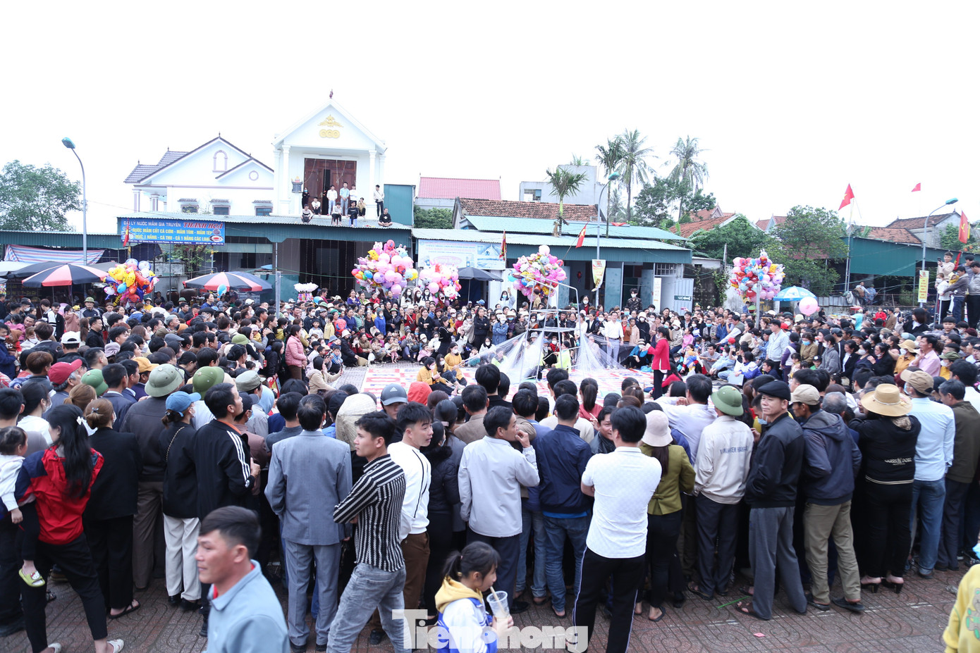 Đền Cờn (thuộc phường Quỳnh Phương, thị xã Hoàng Mai, Nghệ An) có tiếng là ngôi đền linh thiêng nhất xứ Nghệ. Trong khuôn khổ lễ hội Đền Cờn 2023, chiều 10/2 đã diễn ra các trò chơi dân gian sôi nổi, đặc sắc, thu hút hàng nghìn người dân thập phương về tham gia.