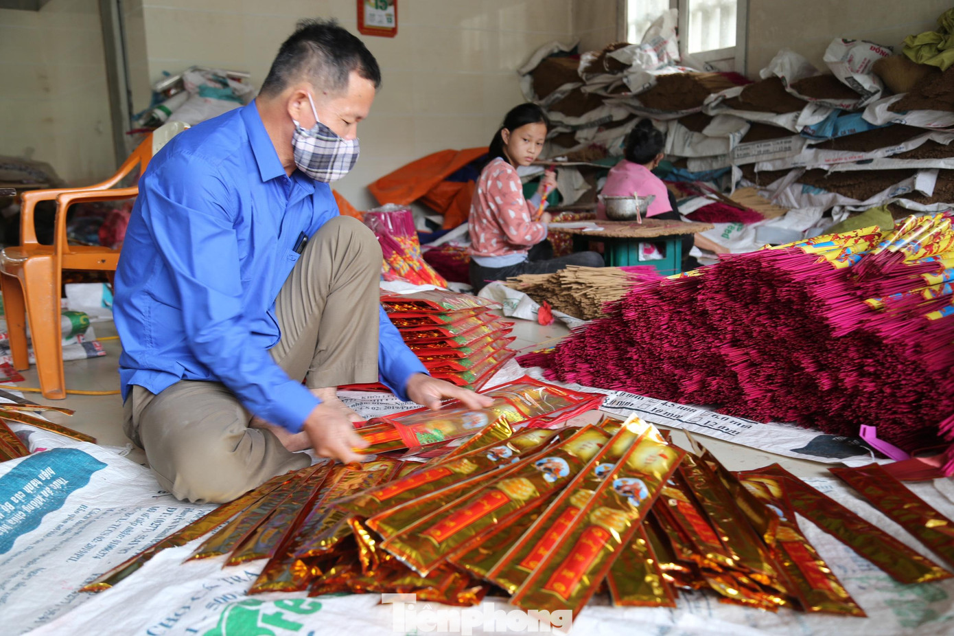 Trong dịp chuẩn bị đón Tết này, người làm nghề thường tranh thủ mọi thời gian để sản xuất, tích trữ hàng hóa để đảm bảo phục vụ thị trường Tết Nguyên đán.