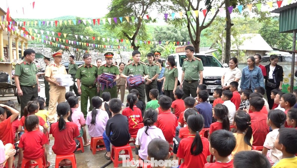 Nhằm chia sẻ những khó khăn, thiệt hại, mất mát do lũ lụt gây ra cho trường học và các em học sinh trên địa bàn huyện Quỳ Châu, Đại tá Trần Hồng Quang – Phó Giám đốc Công an tỉnh Nghệ An đã dẫn đầu đoàn công tác đến thăm hỏi, hỗ trợ các nhà trường và học sinh vùng tâm lũ Quỳ Châu.