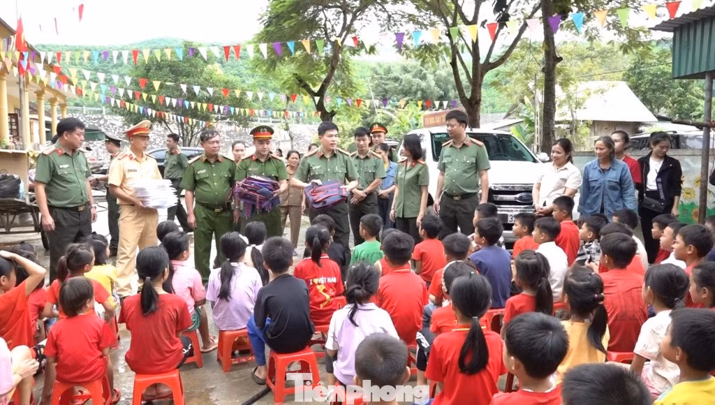 Nhằm chia sẻ những khó khăn, thiệt hại, mất mát do lũ lụt gây ra cho trường học và các em học sinh trên địa bàn huyện Quỳ Châu, Đại tá Trần Hồng Quang – Phó Giám đốc Công an tỉnh Nghệ An đã dẫn đầu đoàn công tác đến thăm hỏi, hỗ trợ các nhà trường và học sinh vùng tâm lũ Quỳ Châu.