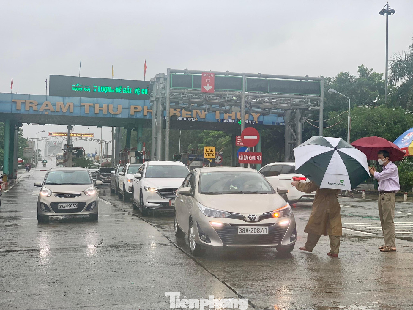 Theo quy định mới nhất, người dân vào tỉnh Nghệ An không yêu cầu xuất trình kết quả xét nghiệm SARS-CoV-2; chỉ thực hiện xét nghiệm đối với trường hợp đến từ địa bàn có dịch ở cấp độ 4 hoặc cách ly y tế vùng (phong tỏa); các trường hợp nghi ngờ hoặc có chỉ định điều tra dịch tễ đến từ địa bàn có dịch ở cấp độ 3 và 19 tỉnh, thành phía Nam. Sáng nay (17/10) là buổi sáng đầu tiên quy định này được áp dụng.