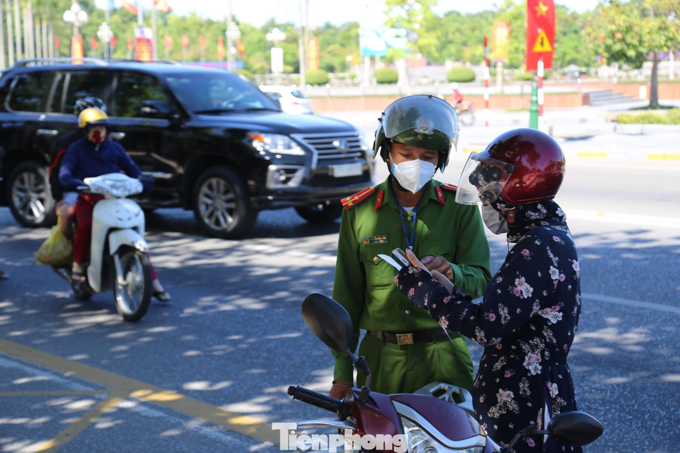 Công an nhắc nhở người dân thực hiện nghiêm cách ly xã hội theo Chỉ thị 16