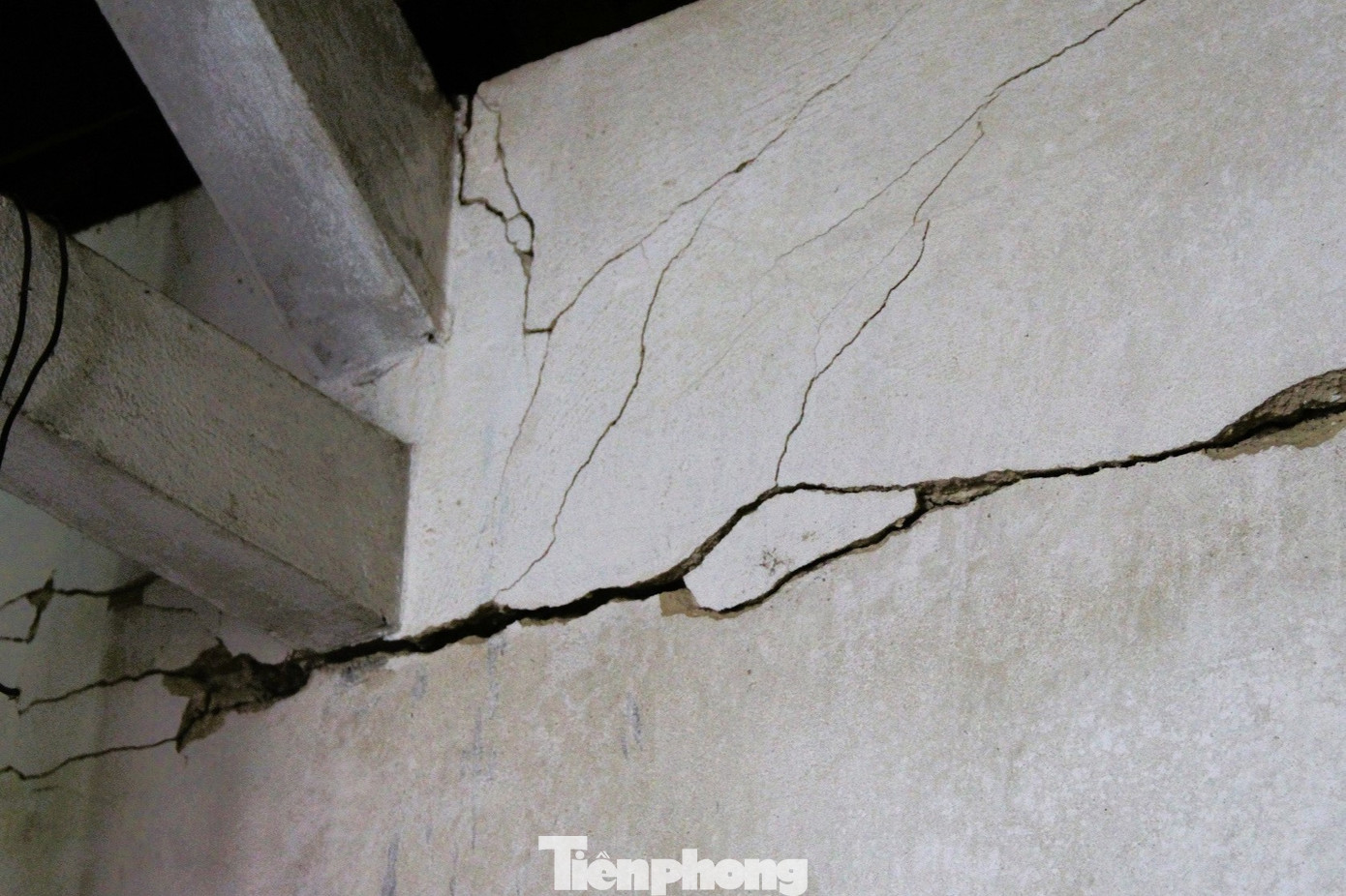 Mảng nứt chằng chịt ở nhà cũ của ông Hải