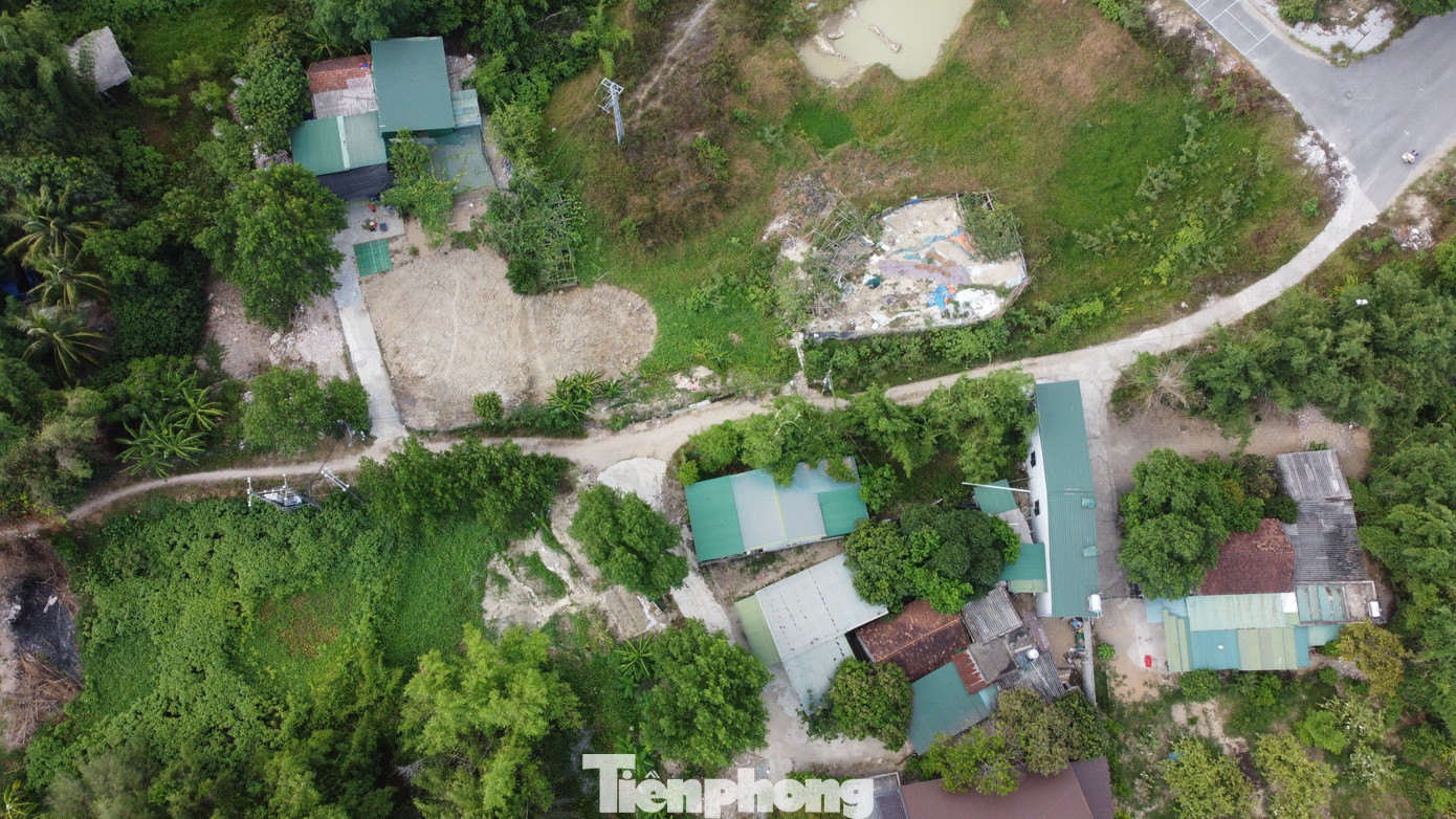 Những căn nhà cấp 4 cũ kỹ nằm khuất trong những rặng tre, cỏ dại um tùm.