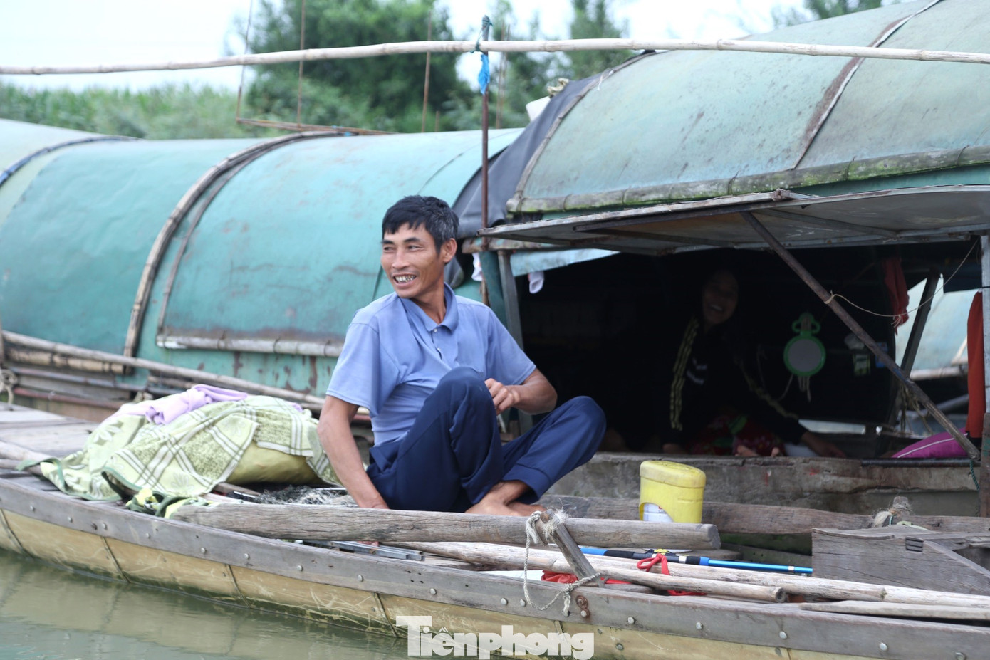 Trên chiếc thuyền lênh đênh giữa sông nước của 4 người trong gia đình ông Phạm Ngọc Hoài (SN 1975) tá túc, chẳng có gì đáng giá ngoài mấy bộ áo quần cũ vắt tứ tung và nồi niêu trên sàn. Bao năm qua, việc ăn, ngủ, sinh hoạt cá nhân chỉ trong khuôn khổ con thuyền nan chật chội. Trên chiếc thuyền lênh đênh giữa sông nước của 4 người trong gia đình ông Phạm Ngọc Hoài (SN 1975) tá túc, chẳng có gì đáng giá ngoài mấy bộ áo quần cũ vắt tứ tung và nồi niêu trên sàn. Bao năm qua, việc ăn, ngủ, sinh hoạt cá nhân chỉ trong khuôn khổ con thuyền nan chật chội.