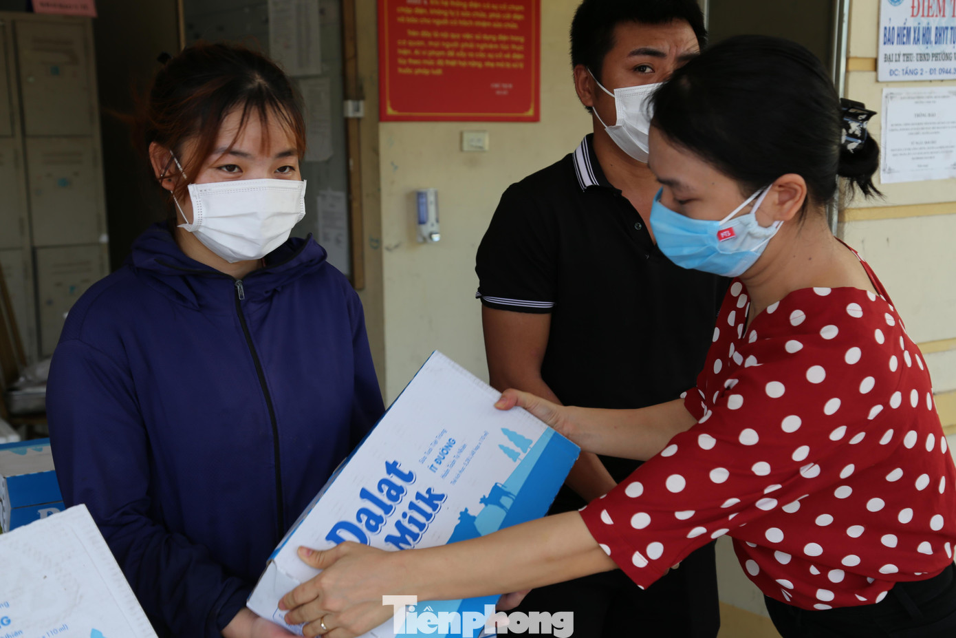 Đại diện Báo Tiền Phong ở Nghệ An trao quà cho người dân vùng cách ly, phong toả