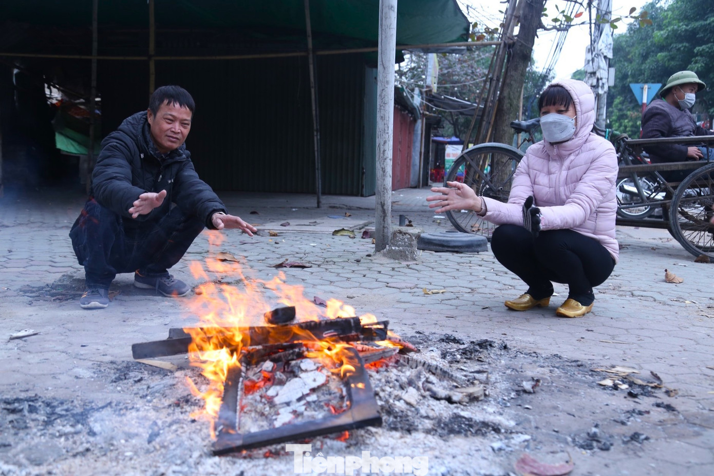 Trên tuyến đường Lê Lợi, nhiều xe ôm, xích lô, cửu vạn cũng ngồi co ro, đốt lửa sưởi ấm trong giá rét. Trong nhóm này chỉ có vài người có công việc trong sáng nay, còn lại đều không có người thuê làm việc. Trên tuyến đường Lê Lợi, nhiều xe ôm, xích lô, cửu vạn cũng ngồi co ro, đốt lửa sưởi ấm trong giá rét. Trong nhóm này chỉ có vài người có công việc trong sáng nay, còn lại đều không có người thuê làm việc.
