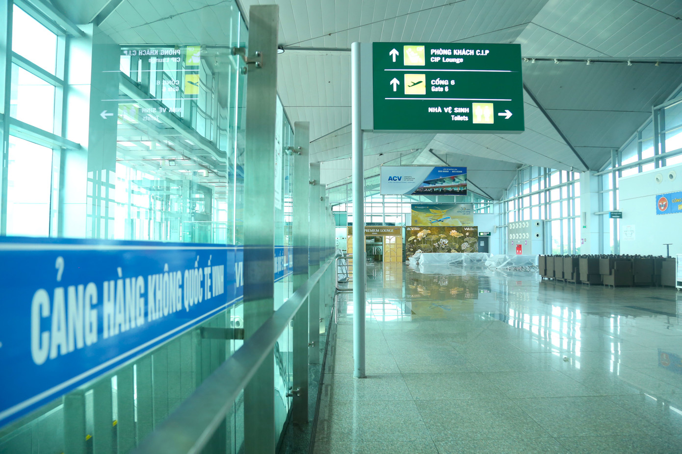 Theo lãnh đạo Cảng hàng không quốc tế Vinh, trong 6 tháng sân bay không khai thác, toàn bộ ban Giám đốc và lãnh đạo các phòng ban sẽ trực tiếp ở lại sân bay để phối hợp với các nhà thầu, giám sát quá trình thi công, đảm bảo tiến độ và chất lượng công trình. Phần lớn cán bộ, nhân viên của cảng sẽ được điều chuyển tạm thời tới làm việc tại các sân bay khác trên cả nước như Thọ Xuân (Thanh Hóa), Nội Bài, Đà Nẵng, Phú Quốc… Theo lãnh đạo Cảng hàng không quốc tế Vinh, trong 6 tháng sân bay không khai thác, toàn bộ ban Giám đốc và lãnh đạo các phòng ban sẽ trực tiếp ở lại sân bay để phối hợp với các nhà thầu, giám sát quá trình thi công, đảm bảo tiến độ và chất lượng công trình. Phần lớn cán bộ, nhân viên của cảng sẽ được điều chuyển tạm thời tới làm việc tại các sân bay khác trên cả nước như Thọ Xuân (Thanh Hóa), Nội Bài, Đà Nẵng, Phú Quốc…