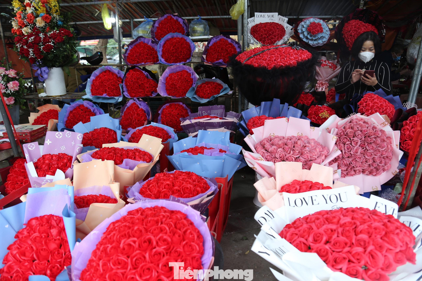 Chị Hoàng Thùy Dung - chủ cửa hàng hoa trên đường Quang Trung (TP Vinh) cho biết, ngày Lễ tình nhân năm nay chị nhập về một lượng lớn hoa hồng, sẵn sàng cung ứng ra thị trường. Đủ các loại hoa được bày bán với đa dạng mẫu mã, kiểu dáng.