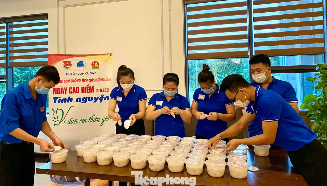 Cháo nấu xong được các bạn trẻ chia đều vào bát, sau đó vận chuyển đến Bệnh viện Đa khoa Khu vực Tây Nam Nghệ An. Cháo nấu xong được các bạn trẻ chia đều vào bát, sau đó vận chuyển đến Bệnh viện Đa khoa Khu vực Tây Nam Nghệ An.