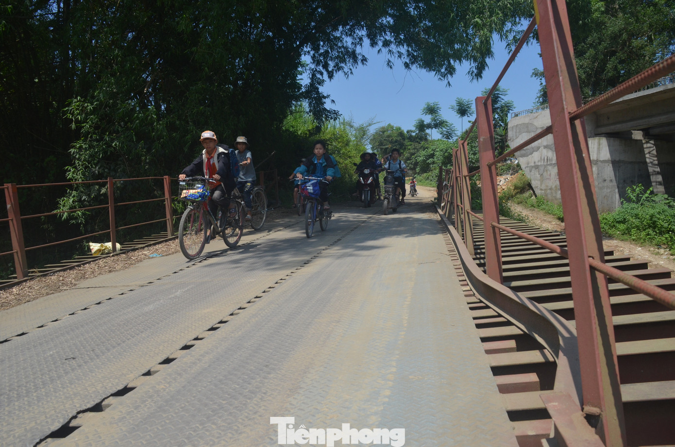 Lan can đổ nghiêng, thanh sắt bị cong, các ván sắt phát ra tiếng động rất lớn mỗi khi có phương tiện di chuyển qua.