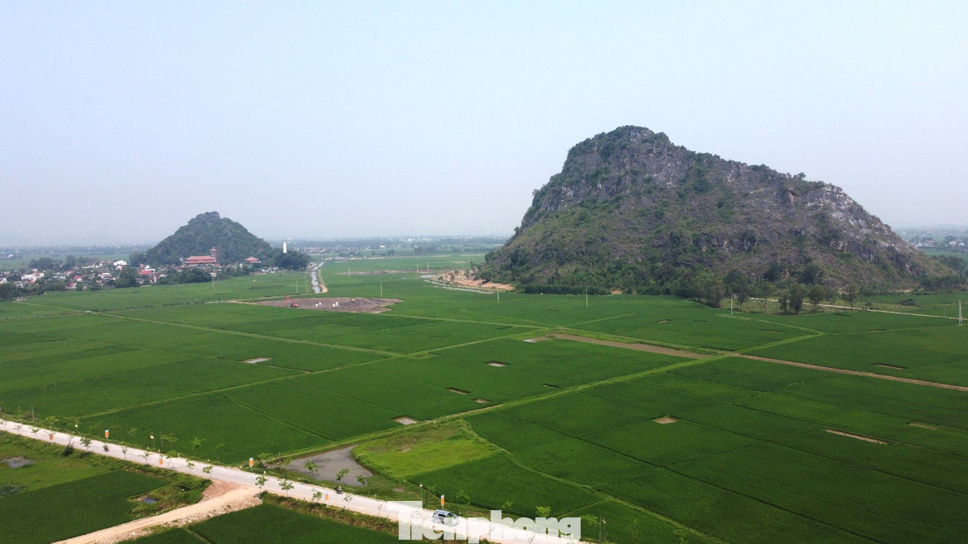 Lèn Hai Vai thuộc xã Minh Châu, huyện Diễn Châu, Nghệ An là một khối đá tự nhiên có chiều dài 800m, nơi rộng nhất 120m, nơi cao nhất 141m. Lèn có cấu trúc 2 đỉnh, trong đó đỉnh lớn có cấu tạo ở giữa nhô lên cao, hai bên thấp dần nhưng cân đối như hình vai người nên thường được gọi là Lèn Hai Vai. Năm 1964, nơi đây được các nhà khảo cổ học phát hiện xương người hóa thạch, một số công cụ bằng đá và nhiều bình gốm. Đến năm 1971, Viện Khảo cổ học Việt Nam phối hợp với một số đơn vị khảo sát, nghiên cứu tại lèn, phát hiện thêm một số hiện vật từ thời văn hóa Phùng Nguyên cách đây hơn 4.000 năm. Lèn Hai Vai thuộc xã Minh Châu, huyện Diễn Châu, Nghệ An là một khối đá tự nhiên có chiều dài 800m, nơi rộng nhất 120m, nơi cao nhất 141m. Lèn có cấu trúc 2 đỉnh, trong đó đỉnh lớn có cấu tạo ở giữa nhô lên cao, hai bên thấp dần nhưng cân đối như hình vai người nên thường được gọi là Lèn Hai Vai. Năm 1964, nơi đây được các nhà khảo cổ học phát hiện xương người hóa thạch, một số công cụ bằng đá và nhiều bình gốm. Đến năm 1971, Viện Khảo cổ học Việt Nam phối hợp với một số đơn vị khảo sát, nghiên cứu tại lèn, phát hiện thêm một số hiện vật từ thời văn hóa Phùng Nguyên cách đây hơn 4.000 năm.