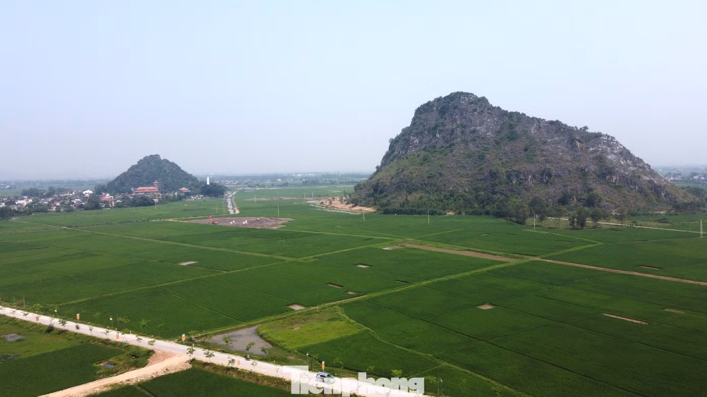 Lèn Hai Vai thuộc xã Minh Châu, huyện Diễn Châu, Nghệ An là một khối đá tự nhiên có chiều dài 800m, nơi rộng nhất 120m, nơi cao nhất 141m. Lèn có cấu trúc 2 đỉnh, trong đó đỉnh lớn có cấu tạo ở giữa nhô lên cao, hai bên thấp dần nhưng cân đối như hình vai người nên thường được gọi là Lèn Hai Vai. Năm 1964, nơi đây được các nhà khảo cổ học phát hiện xương người hóa thạch, một số công cụ bằng đá và nhiều bình gốm. Đến năm 1971, Viện Khảo cổ học Việt Nam phối hợp với một số đơn vị khảo sát, nghiên cứu tại lèn, phát hiện thêm một số hiện vật từ thời văn hóa Phùng Nguyên cách đây hơn 4.000 năm.