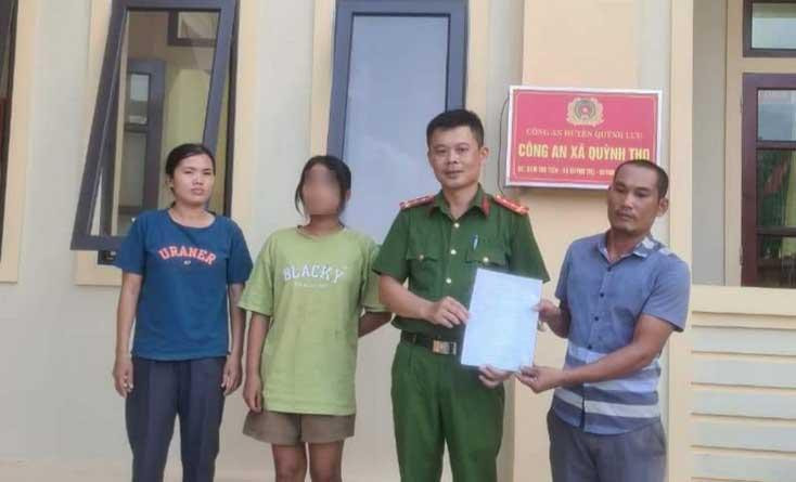 Gia đình đón nữ sinh M. và X. về nhà Gia đình đón nữ sinh M. và X. về nhà