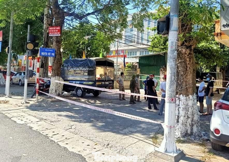 Những tuyến đường lớn, các ngõ ngách đều được căng dây cách ly để kiểm soát người và phương tiện qua lại.