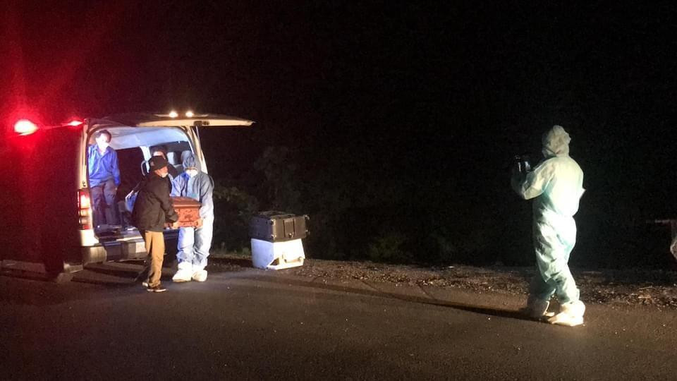 Chiếc xe cứu thương chở gia đình anh Sơn về quê lúc 1 giờ sáng 3/8.