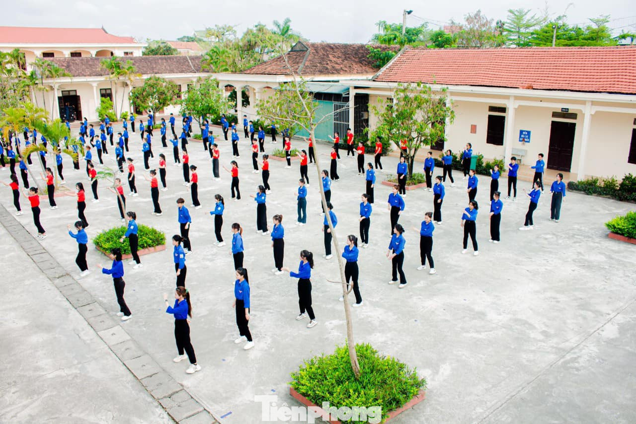 Các chi đoàn, từng khối sẽ tổ chức thi, qua đó lựa chọn các học sinh tốt nhất của các chi đoàn, để thành lập đội đồng diễn của trường tập luyện, biểu diễn hội thi cấp huyện. Các chi đoàn, từng khối sẽ tổ chức thi, qua đó lựa chọn các học sinh tốt nhất của các chi đoàn, để thành lập đội đồng diễn của trường tập luyện, biểu diễn hội thi cấp huyện.