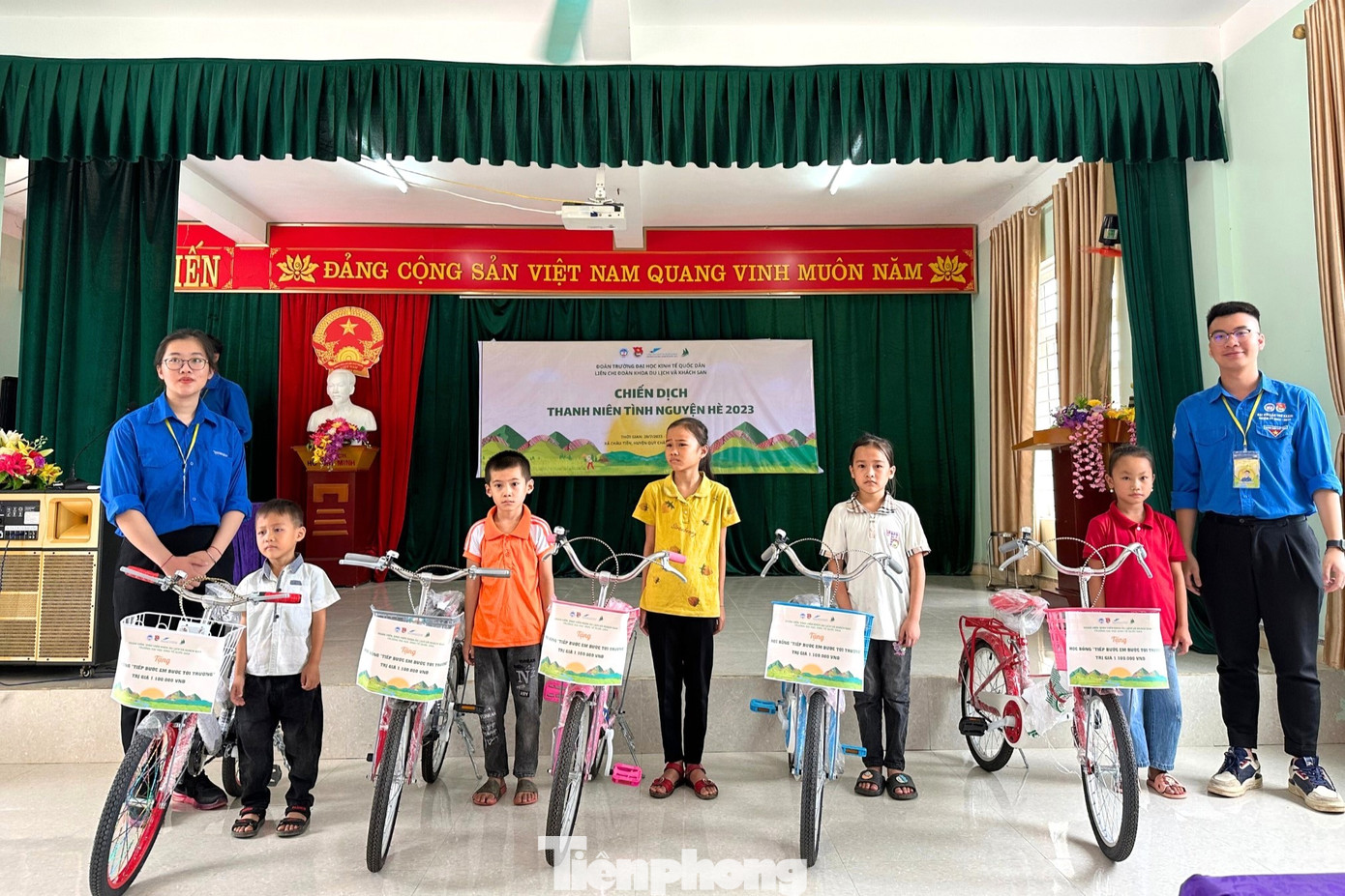 Trao tặng 5 học bổng “Tiếp bước em tới trường”.