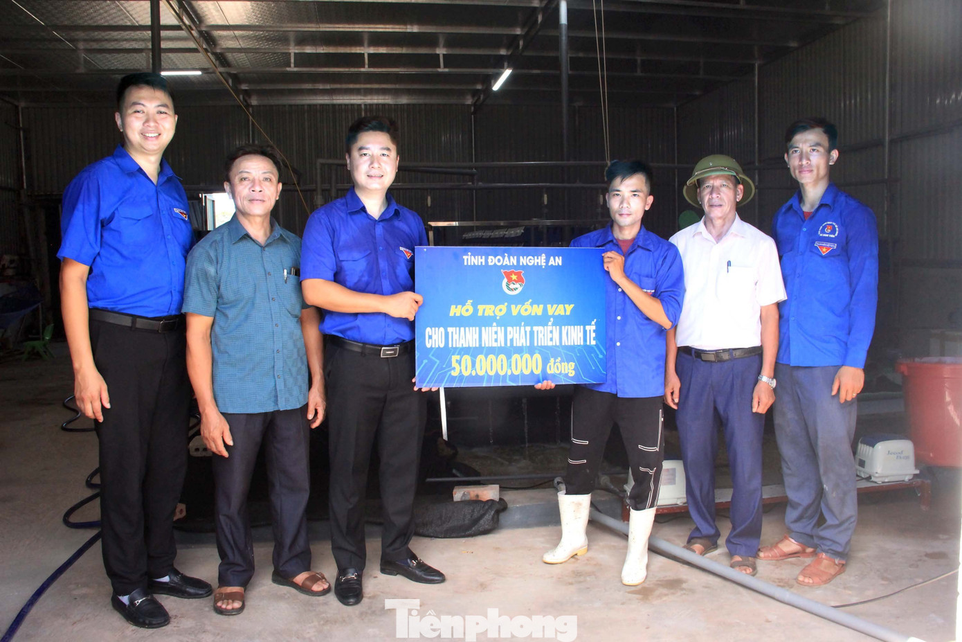 Hỗ trợ vốn vay mô hình nuôi cua công nghệ cao cho thanh niên Hoàng Việt Hùng (trú xóm Nam Thắng, xã Nghi Tiến, huyện Nghi Lộc).