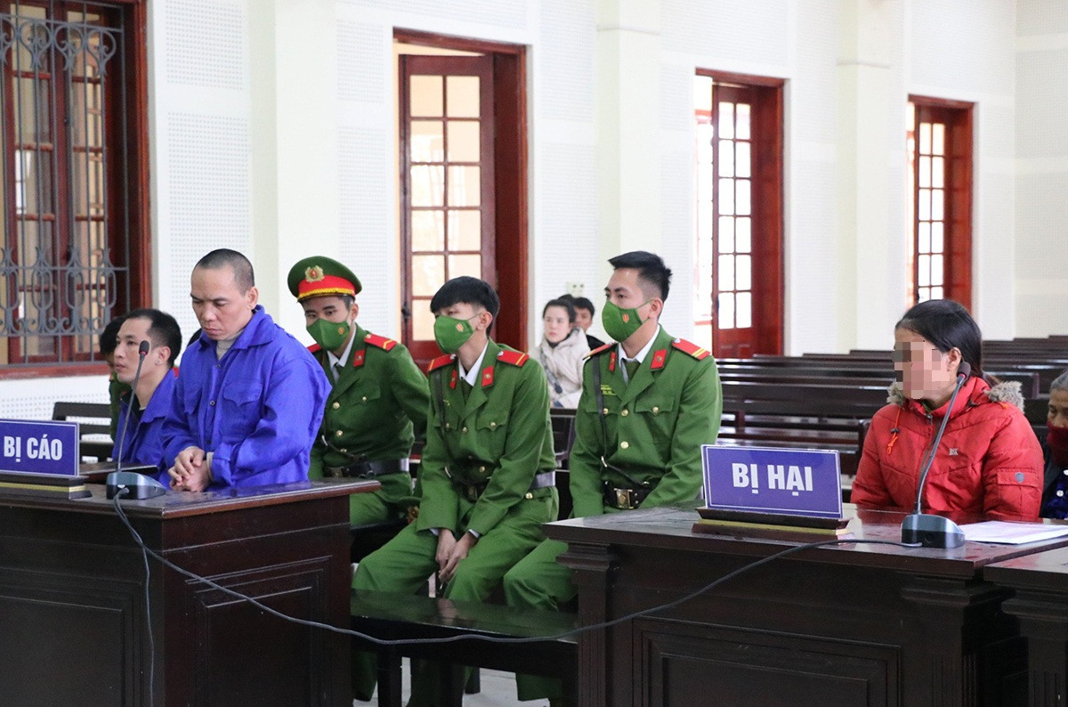 Vợ chồng Tuyền có mặt tại tòa khi một người là bị cáo, người còn lại là bị hại trong vụ án Giết người Vợ chồng Tuyền có mặt tại tòa khi một người là bị cáo, người còn lại là bị hại trong vụ án Giết người