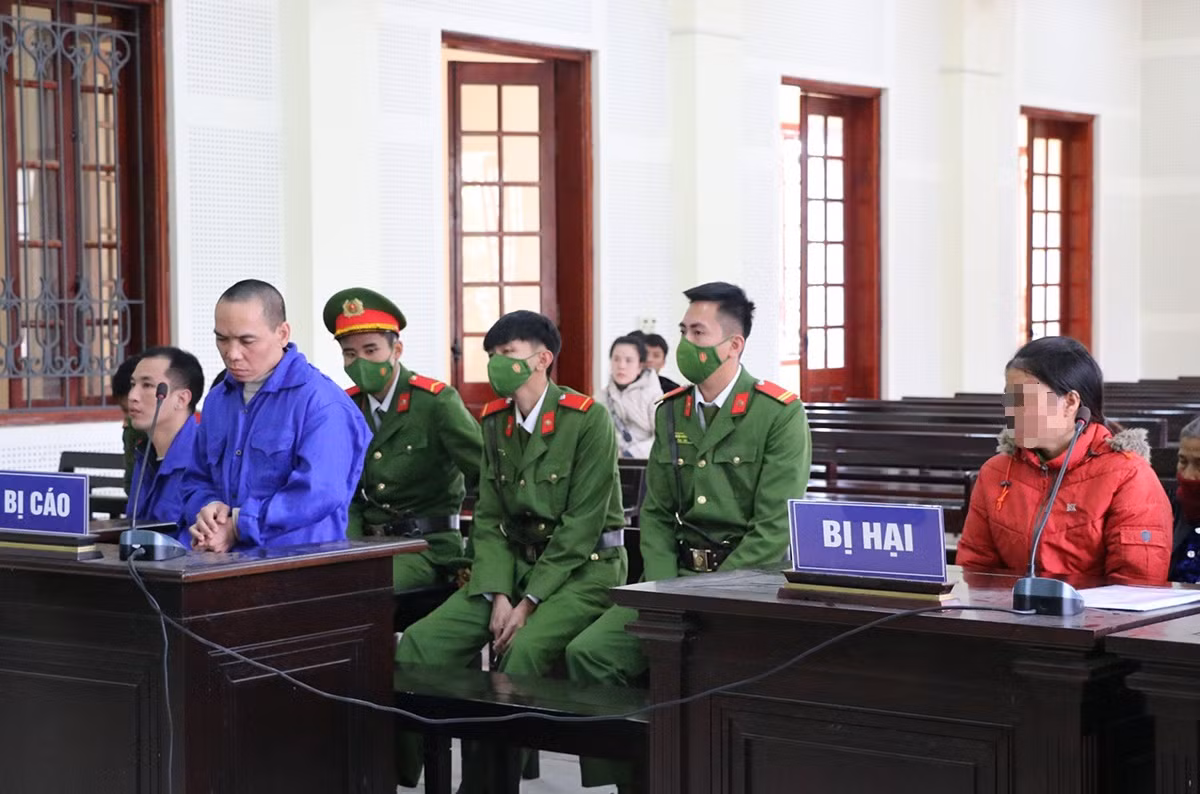 Vợ chồng Tuyền có mặt tại tòa khi một người là bị cáo, người còn lại là bị hại trong vụ án Giết người