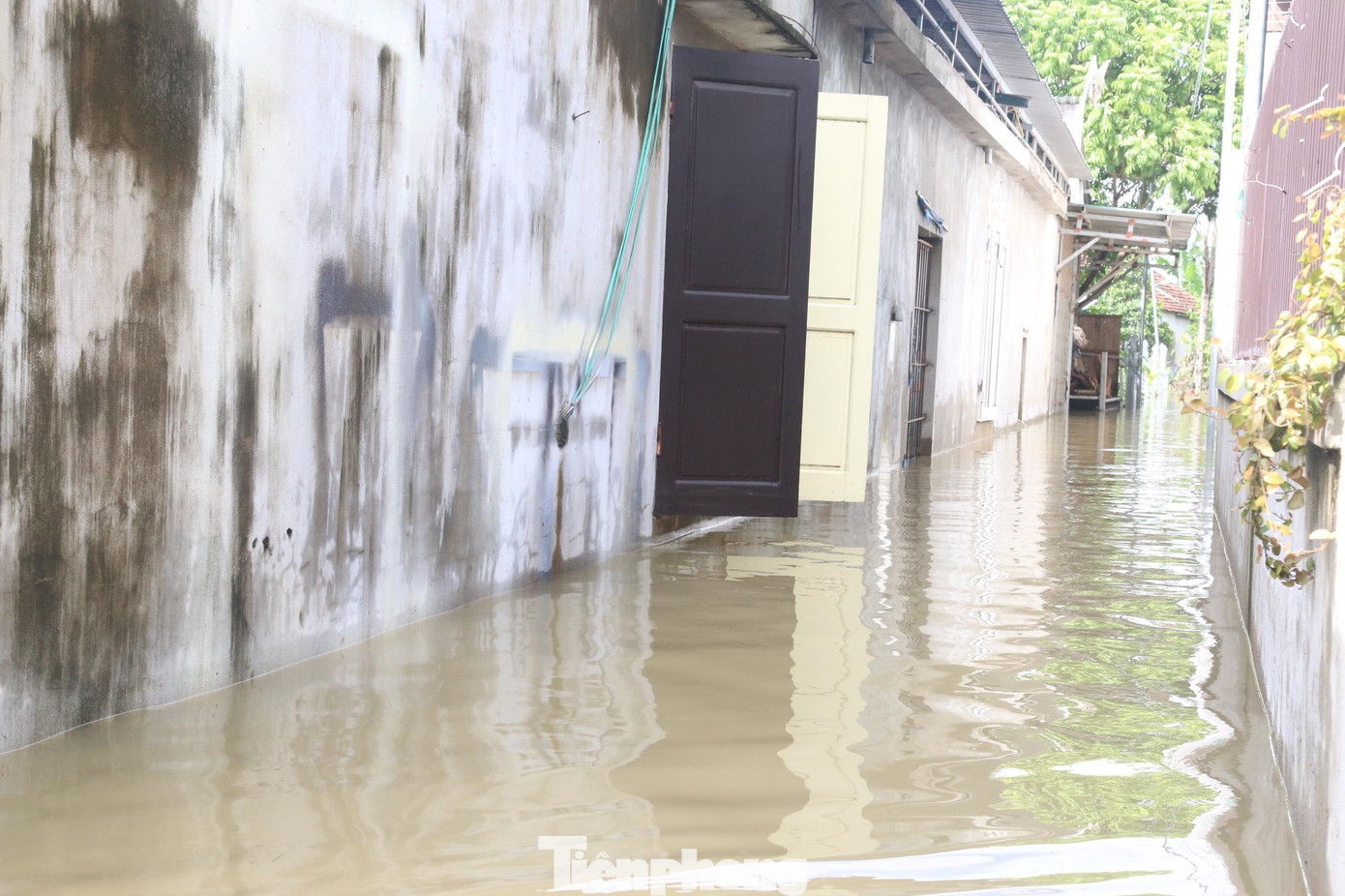 Nhiều xã ở huyện Quỳnh Lưu vẫn đang bị chia cắt.