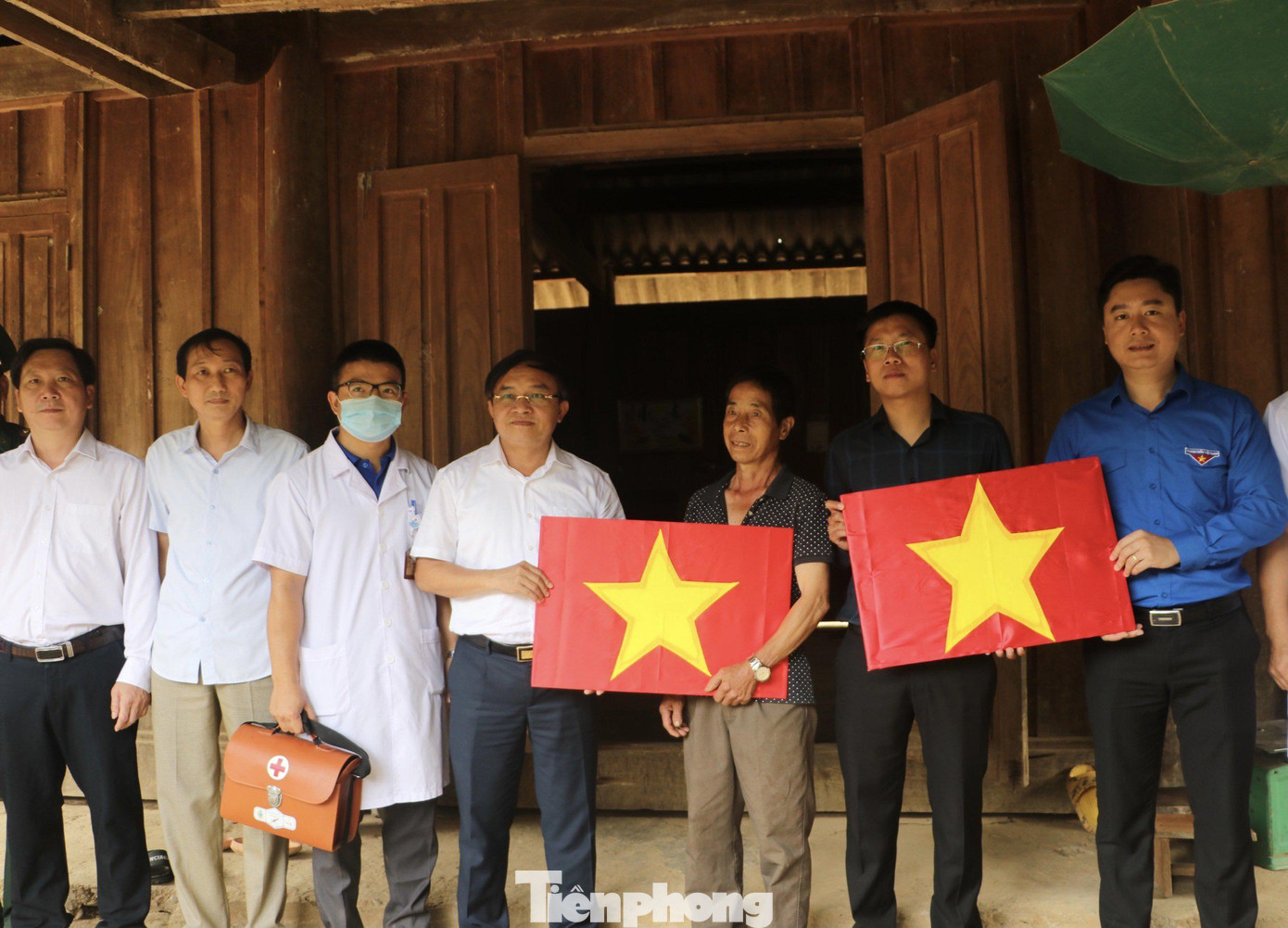 Trao tặng cờ Tổ quốc