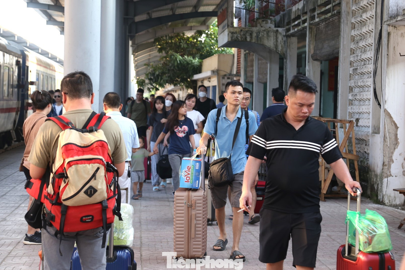 Người dân lỉnh kỉnh đồ đạc về quê nghỉ lễ