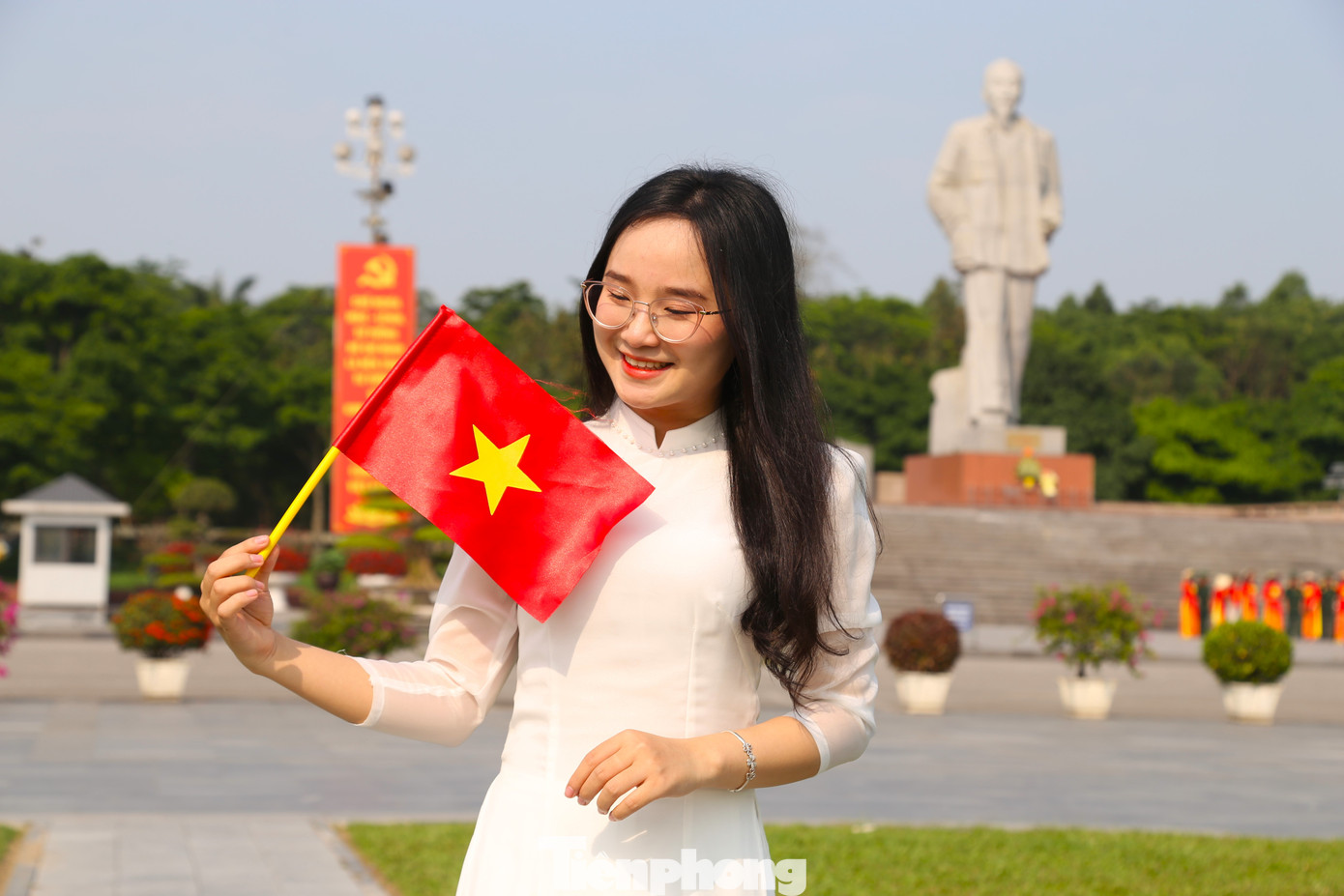 Quảng trường Hồ Chí Minh được xây dựng vào năm 2000 và hoàn thành năm 2003 để mừng sinh nhật lần thứ 113 của Bác Hồ. Quần thể Quảng trường Hồ Chí Minh rộng 11 ha và có hơn 30 hạng mục khác nhau. Đây là công trình thể hiện lòng thành kính, yêu mến và sự tưởng nhớ của người dân Nghệ An nói riêng và dân tộc Việt Nam nói chung đến vị Cha già vĩ đại.