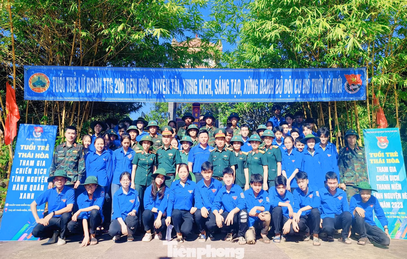 Ngày cao điểm Chiến dịch tình nguyện "Hành quân xanh" được các cấp bộ Đoàn trên toàn tỉnh Nghệ An triển khai với các hoạt động ý nghĩa, phát huy vai trò của tuổi trẻ trong chuyển đổi số; làm đẹp cảnh quan môi trường, ứng phó biến đổi khí hậu; giúp đỡ nhân dân; chăm lo cho học sinh gặp hoàn cảnh khó khăn và nhiều hoạt động an sinh xã hội khác.