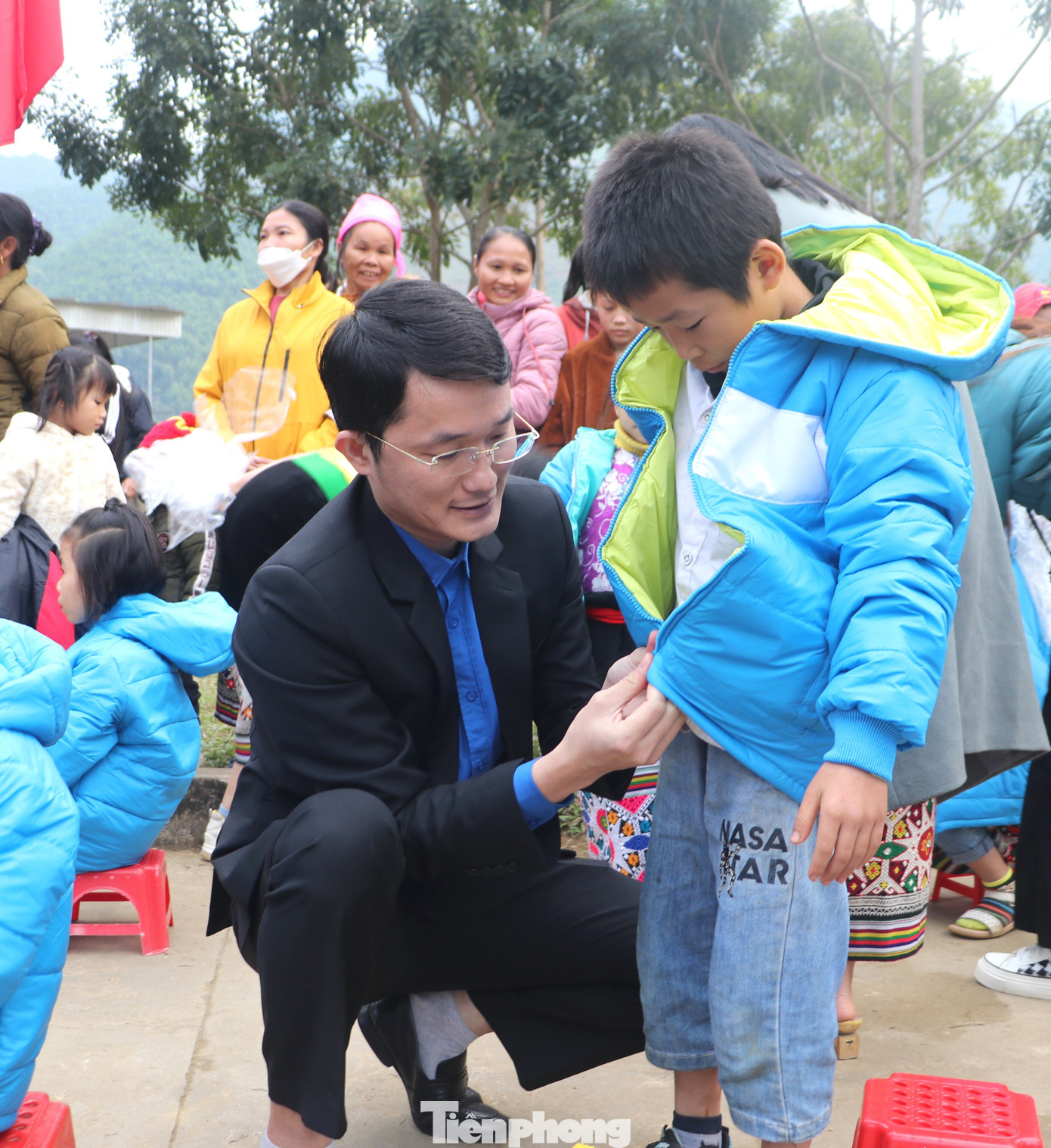 Anh Trần Linh, Phó Bí thư Tỉnh Đoàn Nghệ An mặc áo ấm cho các em nhỏ xã Châu Cường Anh Trần Linh, Phó Bí thư Tỉnh Đoàn Nghệ An mặc áo ấm cho các em nhỏ xã Châu Cường