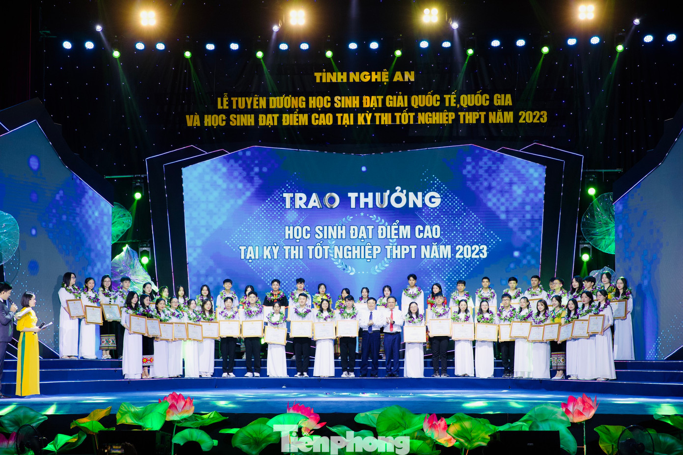 Phó Chủ tịch Thường trực HĐND tỉnh Nguyễn Nam Đình và Phó Chủ tịch UBND tỉnh Bùi Đình Long chụp hình lưu niệm với các học sinh đạt điểm cao tại Kỳ thi tốt nghiệp THPT năm 2023. Phó Chủ tịch Thường trực HĐND tỉnh Nguyễn Nam Đình và Phó Chủ tịch UBND tỉnh Bùi Đình Long chụp hình lưu niệm với các học sinh đạt điểm cao tại Kỳ thi tốt nghiệp THPT năm 2023.