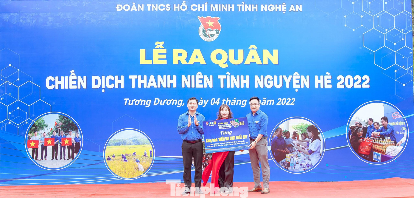 Trao tặng các công trình “Điểm vui chơi thiếu nhi”