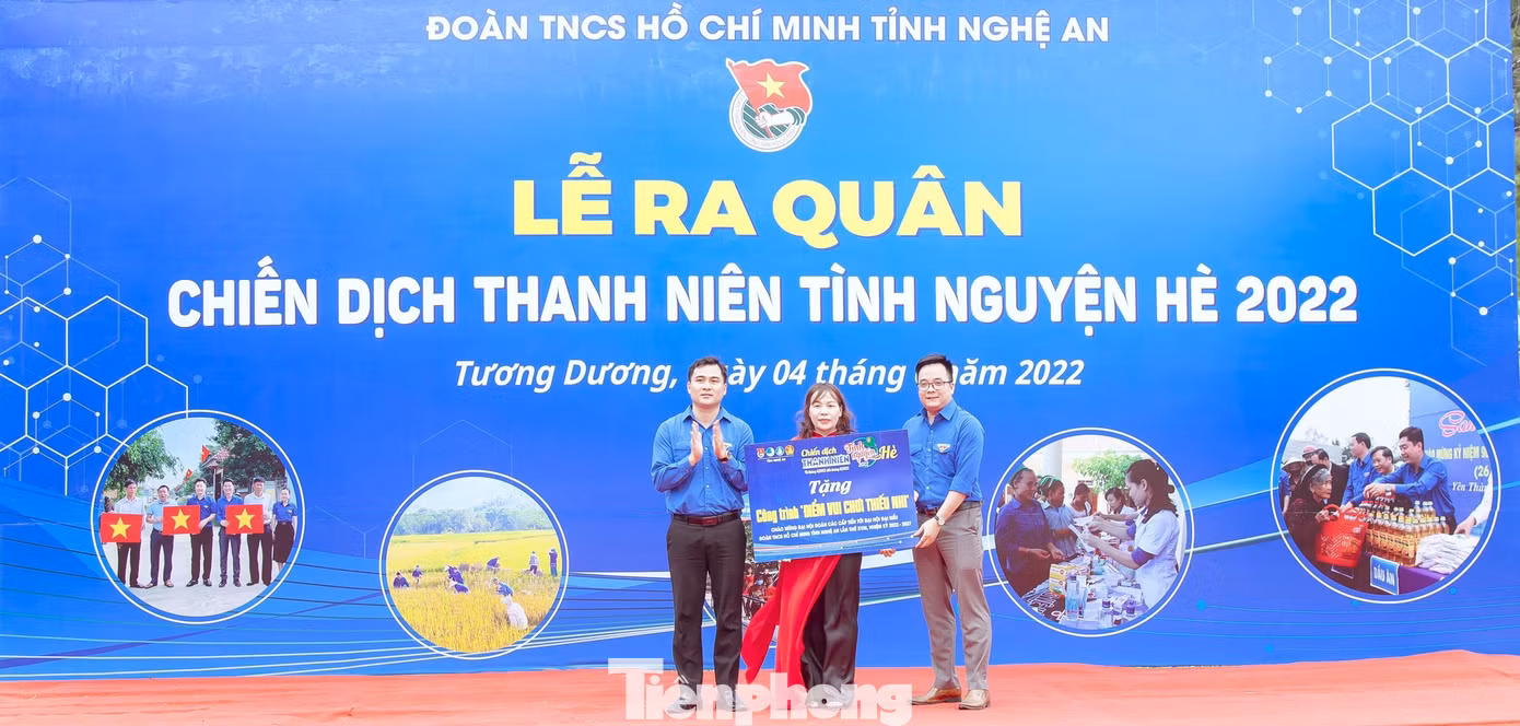 Trao tặng các công trình “Điểm vui chơi thiếu nhi”