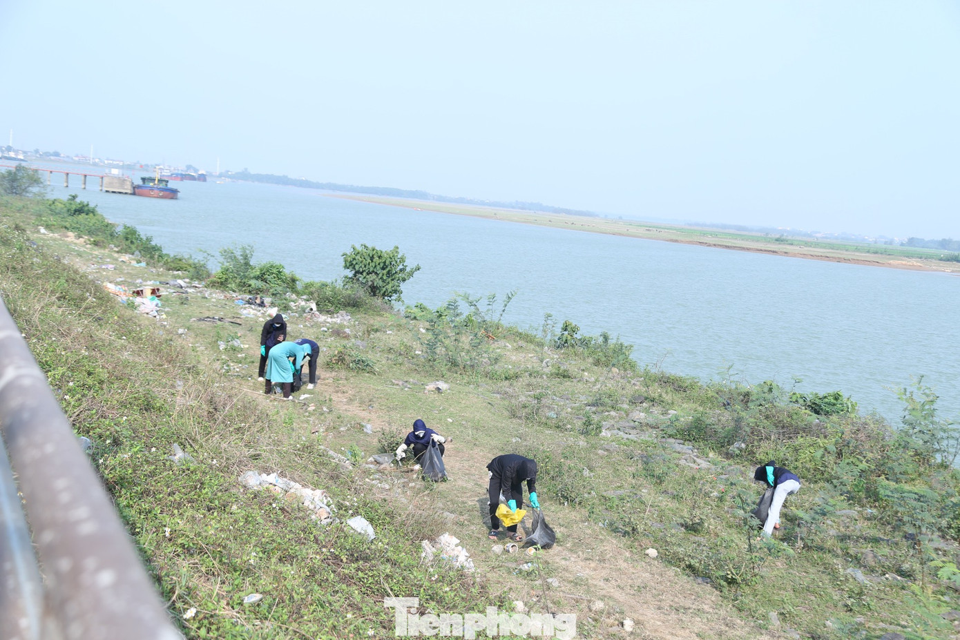 Hiện nhóm có 4 thành viên gồm Lê Nam Quân (SN 2002), Đặng Thống Hưng (SN 2003), Nguyễn Xuân Trung (SN 2002), Trần Ngọc Thế (SN 2003). Các em đều đến từ xã miền núi Tam Quang, huyện Tương Dương và đang theo học trường Đại học Vinh. Ngoài ra còn có 2 tình nguyện viên cùng tham gia là Lê Trọng Thế (SN 2004), Đậu Thị Quỳnh Trang (SN 2003), Phan Chiến Thắng (SN 2004), đều là sinh viên trường Đại học Vinh.