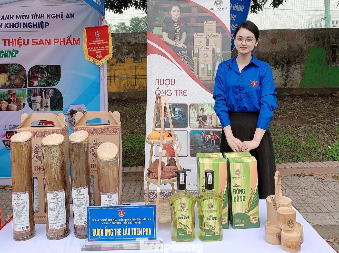 Lương Thị Hường cùng sản phẩm rượu ống tre Lảu Thẻn Phà tham dự cuộc thi ý tưởng khởi nghiệp sáng tạo.