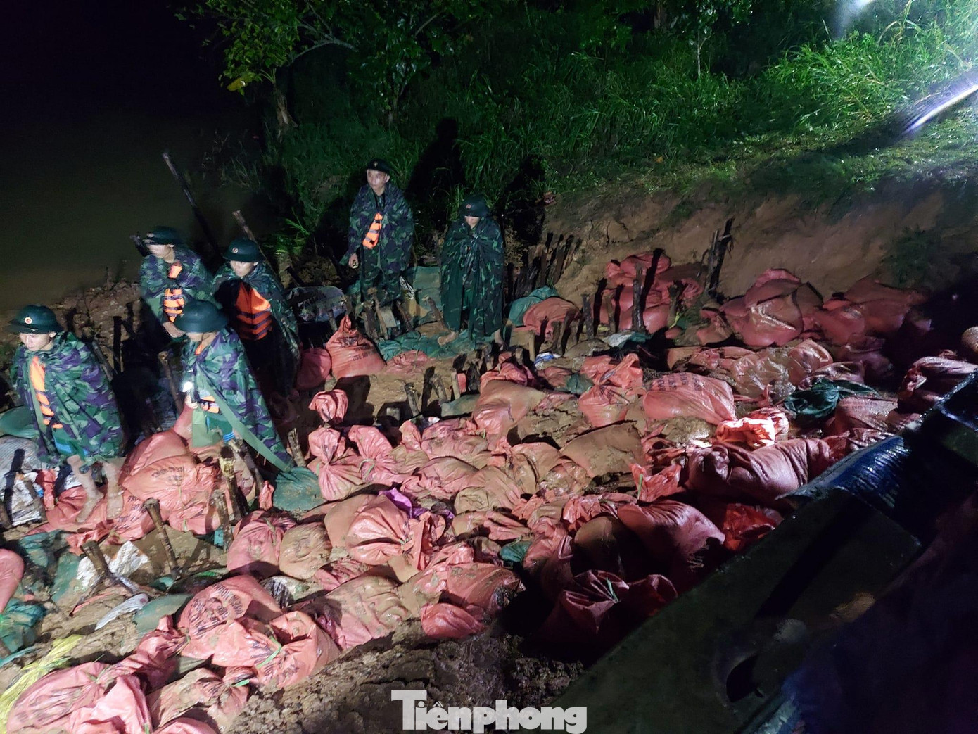 Hơn 700 bao tải cát và cọc đóng để gia cố bờ đê. Hơn 700 bao tải cát và cọc đóng để gia cố bờ đê.