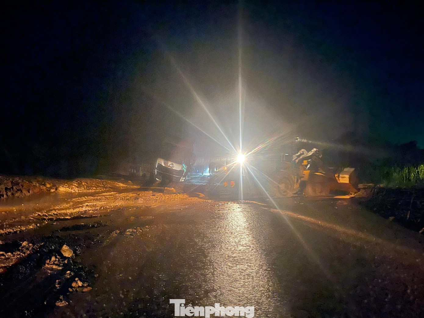 Ghi nhận trên địa bàn huyện Con Cuông, Nghệ An, do ảnh hưởng của hoàn lưu bão số 4 gây mưa lớn nhiều giờ. Hàng chục mét khối đất đá đã sạt lở xuống đường Quốc lộ 7 dẫn đến ách tắc giao thông nhiều giờ liền.