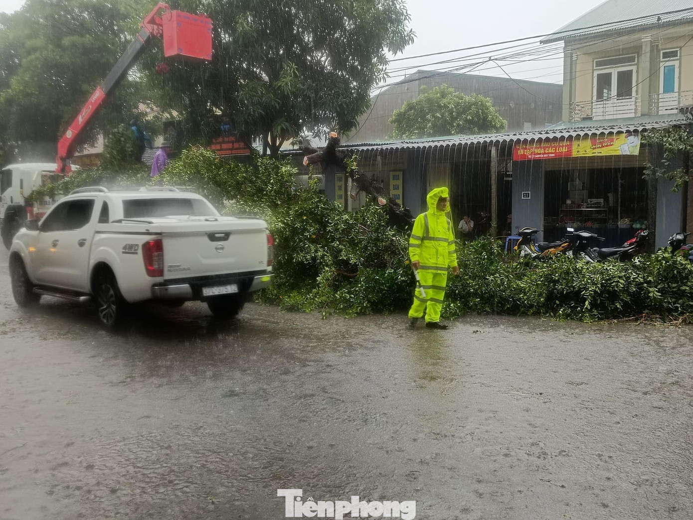 Lực lượng chức năng đội mưa di dời các cây xanh bị gãy đổ