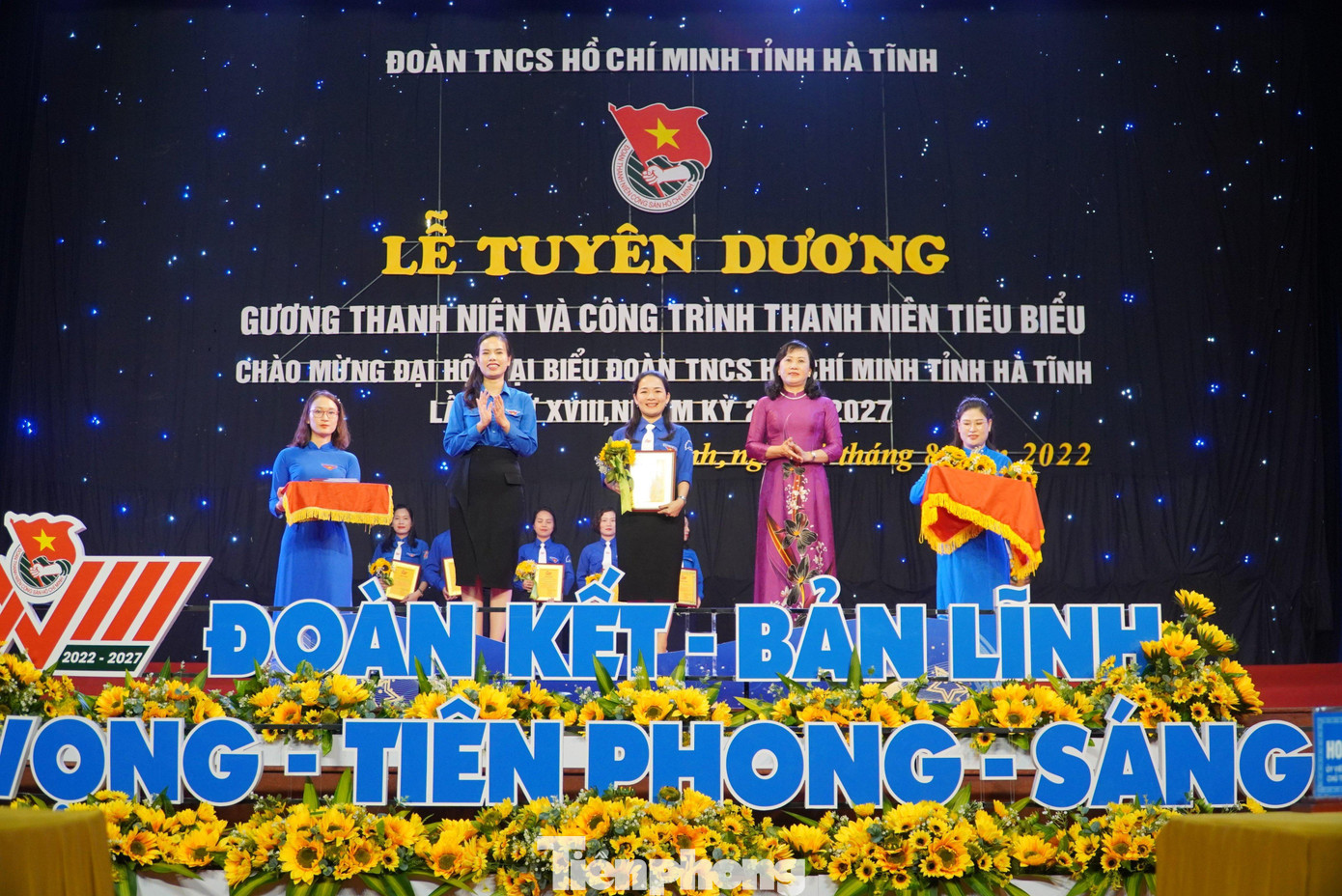 Chị Nguyễn Ny Hương, Phó Bí thư phụ trách Tỉnh đoàn khóa XVII, Chủ tịch Hội đồng Đội tỉnh lên trao hoa và chứng nhận tuyên dương cho những công trình thanh niên tiêu biểu trong phong trào thi đua chào mừng Đại hội Đoàn toàn tỉnh lần thứ XVIII. Chị Nguyễn Ny Hương, Phó Bí thư phụ trách Tỉnh đoàn khóa XVII, Chủ tịch Hội đồng Đội tỉnh lên trao hoa và chứng nhận tuyên dương cho những công trình thanh niên tiêu biểu trong phong trào thi đua chào mừng Đại hội Đoàn toàn tỉnh lần thứ XVIII.