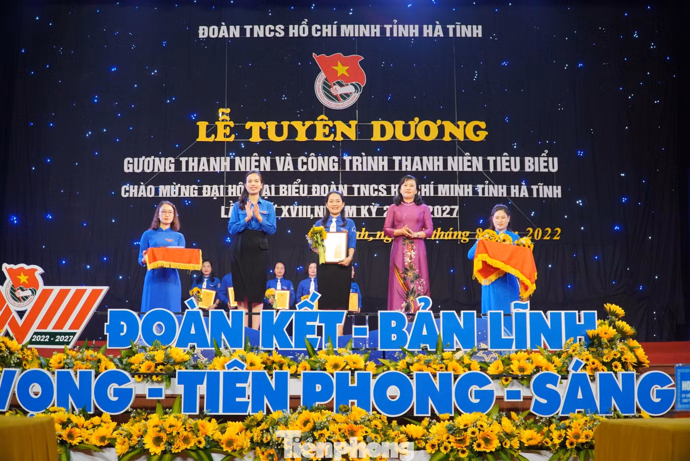 Chị Nguyễn Ny Hương, Phó Bí thư phụ trách Tỉnh đoàn khóa XVII, Chủ tịch Hội đồng Đội tỉnh lên trao hoa và chứng nhận tuyên dương cho những công trình thanh niên tiêu biểu trong phong trào thi đua chào mừng Đại hội Đoàn toàn tỉnh lần thứ XVIII. Chị Nguyễn Ny Hương, Phó Bí thư phụ trách Tỉnh đoàn khóa XVII, Chủ tịch Hội đồng Đội tỉnh lên trao hoa và chứng nhận tuyên dương cho những công trình thanh niên tiêu biểu trong phong trào thi đua chào mừng Đại hội Đoàn toàn tỉnh lần thứ XVIII.