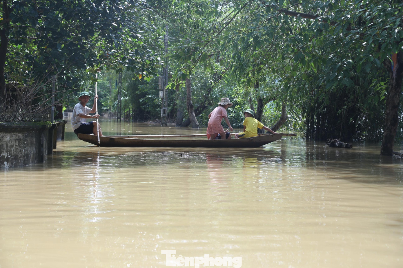 Xóm Phú Xuân là điểm ngập sâu nhất trên địa bàn xã Châu Nhân trong những ngày qua. Mực nước lũ mới chỉ rút được từ 20-30 cm, giao thông vẫn bị chia cắt, người dân chưa thể trở lại cuộc sống thường nhật. Xóm Phú Xuân là điểm ngập sâu nhất trên địa bàn xã Châu Nhân trong những ngày qua. Mực nước lũ mới chỉ rút được từ 20-30 cm, giao thông vẫn bị chia cắt, người dân chưa thể trở lại cuộc sống thường nhật.