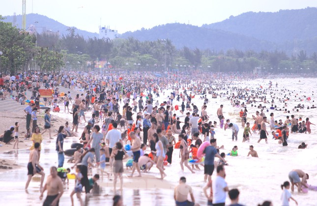 Bãi biển Cửa Lò đông nghịt dịp lễ 30/4-1/5