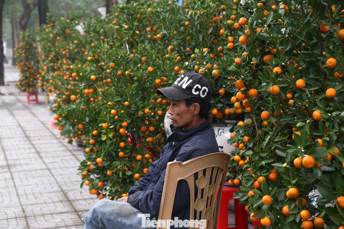 Người đàn ông ngồi thờ thẫn chờ khách.