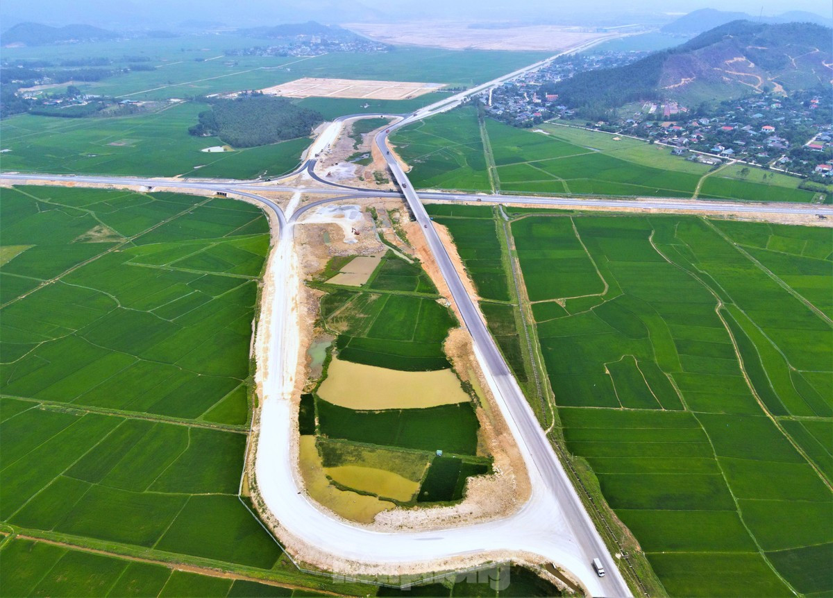 Bộ trưởng Nguyễn Văn Thắng yêu cầu các nhà đầu tư, nhà thầu phải nỗ lực hơn nữa, hỗ trợ nhau để đảm bảo mục tiêu đã định. Bộ trưởng Nguyễn Văn Thắng yêu cầu các nhà đầu tư, nhà thầu phải nỗ lực hơn nữa, hỗ trợ nhau để đảm bảo mục tiêu đã định.