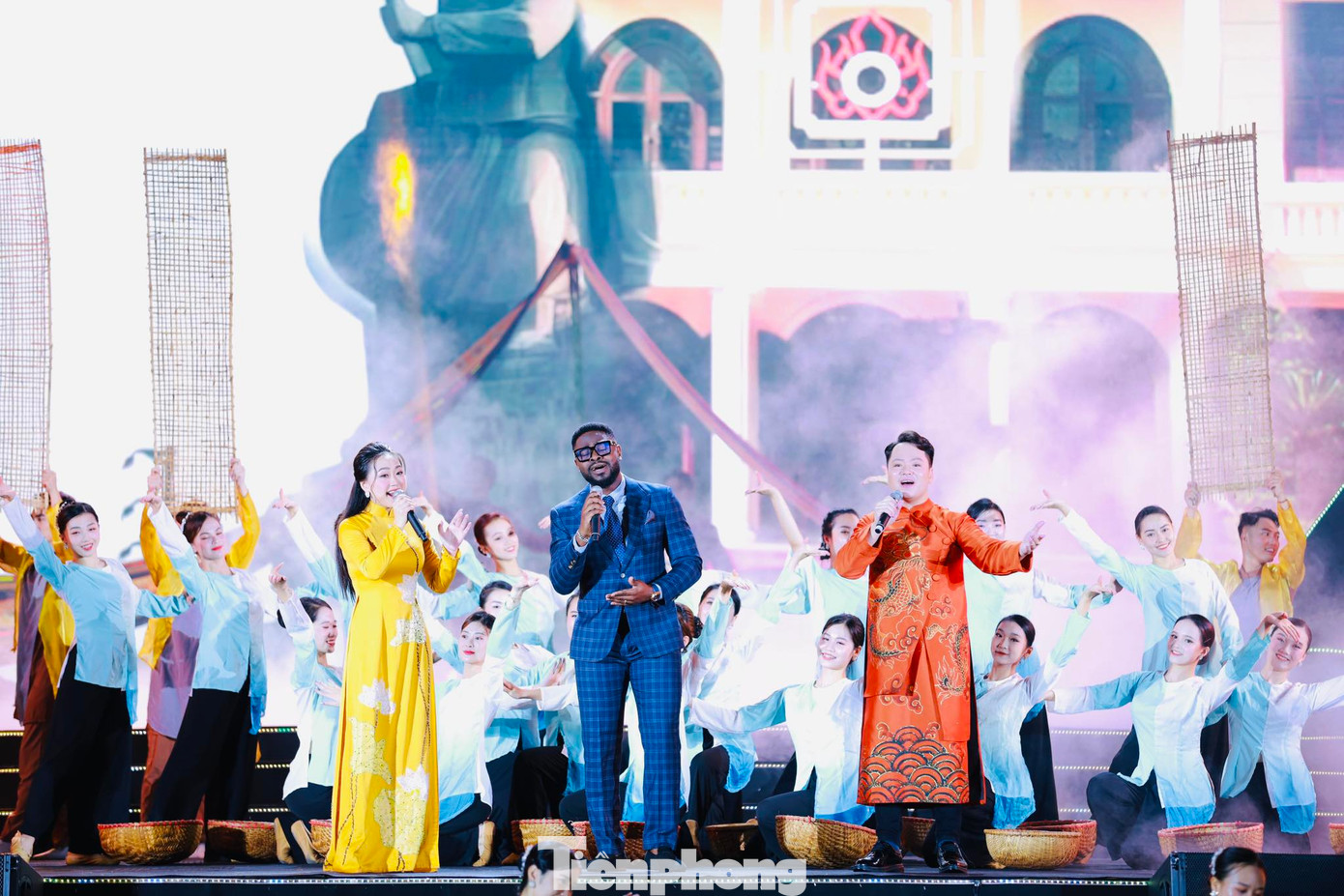 Bên cạnh đó còn có các nghệ sĩ nước ngoài. Bên cạnh đó còn có các nghệ sĩ nước ngoài.